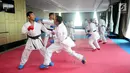 Sejumlah karateka Indonesia saat berlatih di Pelatnas Karate di Kawasan Permata Hijau, Jakarta, Jumat (9/6). Latihan ini bagian persiapan berlaga di ajang Sea Games 2017 Malaysia dan Asian Games 2018. (Liputan6.com/Helmi Fithriansyah)