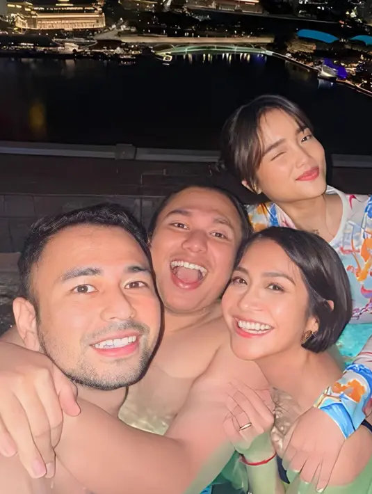 Atau manisnya penampilan Fuji ketika berenang bersama Raffi Ahmad, Keanu, dan Caca Tengker. Baju renang Fuji di foto ini juga sempat viral, kali ini terlihat Fuji kembali dengan pose memikatnya, yaitu mengedipkan satu matanya. [Foto: Instagram/fuji_an]