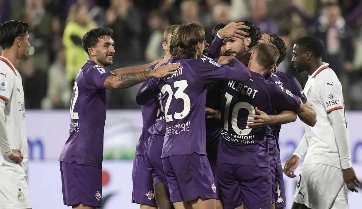Pemain Fiorentina merayakan gol yang dicetak oleh Yacine Adli Kiper pada laga lanjutan Liga Italia 2024/2025 melawan AC Milan di Artemio Franchi Stadium, Florence, Italia, Senin (07/10/2024) dini hari WIB. (AP Photo/LaPresse/Massimo Paolone)