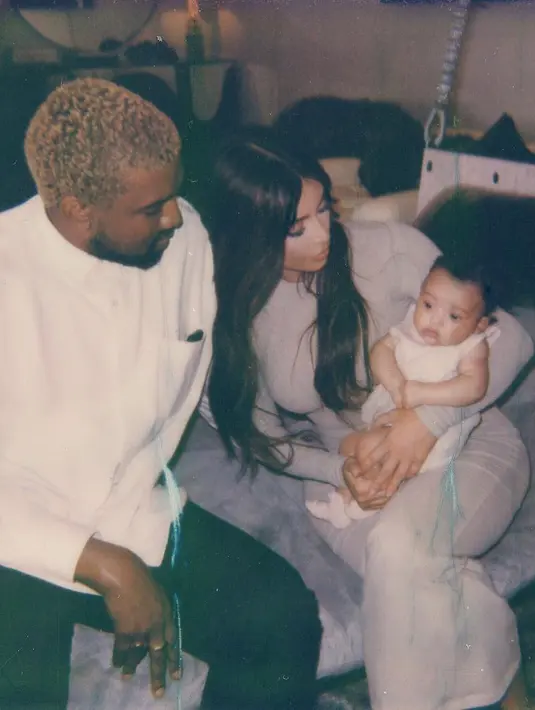 "Bersyukur dan bahagia adalah arti istriku bagiku. Aku benar-benar bersyukur dan bahagia," tulis Kanye. (instagram/kimkardashian)