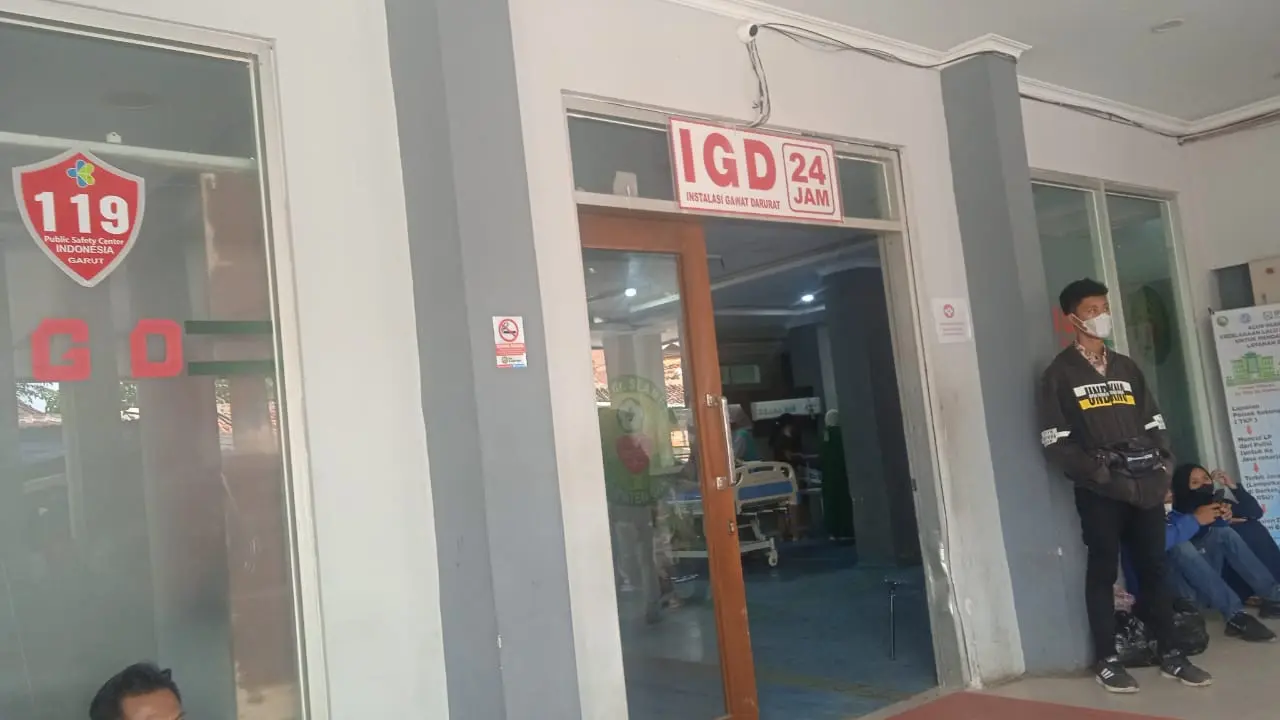 Kedua tersangka pedagang kaki lima (PKL) dan preman pasar Ciawitali Garut, Jawa Barat akhirnya dibawa ke IGD RSUD dr. Slamet, setelah keduanya mengalami luka berat akibat duel berdarah tersebut.