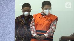 Dirjen Bina Keuangan Daerah Kemendagri periode Juli 2020 s/d November 2021, M Ardian Noervianto (kanan) jelang rilis penahanan di Gedung KPK, Jakarta, Rabu (2/2/2022). M Ardian N merupakan tersangka dugaan suap terkait pengajuan dana PEN untuk Kab Kolaka Timur 2021. (Liputan6.com/Helmi Fithriansyah)