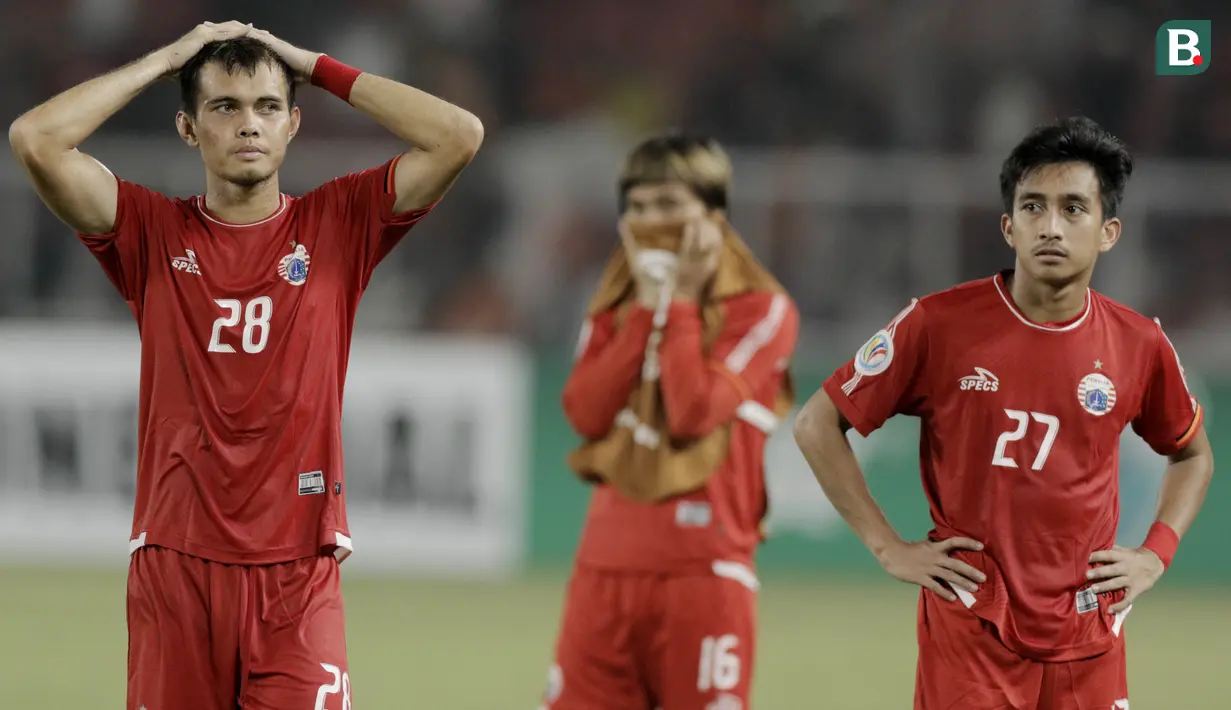 Pemain Persija Jakarta, Rezaldi Hehanusa, Fitra Ridwan dan Asri Kabar, tampak kecewa usai disingkirkan Home United pada laga Piala AFC di SUGBK, Jakarta, Selasa (15/5/2018). Persija takluk 1-3 dari Home United. (Bola.com/M Iqbal Ichsan)