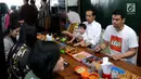 Presiden Jokowi makan soto bersama keluarganya di Solo, Jawa Tengah, Jumat (30/3). Jokowi datang bersama Ibu Iriana, Gibran Rakabuming, Selvi Ananda, Jan Ethes, Kahiyang Ayu, serta Bobby Nasution. (Liputan6.com/Pool/Biro Pers Setpres)