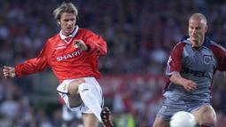 David Beckham. Bintang Manchester United ini meraih treble winners bersama Setan Merah pada musim 1998/1999. Ia pun dinominasikan sebagai peraih Ballon d'Or edisi 1999. Nyatanya, gelar diraih Rivaldo yang hanya meraih satu gelar, yaitu LaLiga 1998/1999 bersama Barcelona. (AFP/Eric Cabanis)