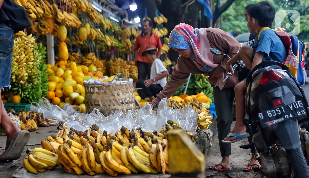 Selama Ramadhan sendiri harga pisang mulai naik akibat tingginya permintaan. (Liputan6.com/Angga Yuniar)