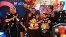Momen Ayu Ting Ting dan keluarganya saat mendampingi putrinya meniup lilin. Keluarga pedangdut itu kompak dengan dress code warna hitam dengan gambar Bilqis. [Youtube/Qiss You TV]