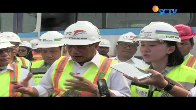 Menteri Perhubungan Budi Karya Sumadi, didampingi Direktur Konstruksi PT MRT Jakarta Silvia Halim, mengecek kondisi gerbong MRT asal Jepang, yang tiba sejak Rabu (4/4) lalu.