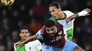 Bek Liverpool #04 Virgil van Dijk (kanan) bersaing dengan striker Burnley #17 Lyle Foster (tengah) pada pertandingan pekan ke-19 Premier League 2023/2024 di Turf Moor, Rabu (27/12/2023) dini hari WIB. (Paul ELLIS / AFP)