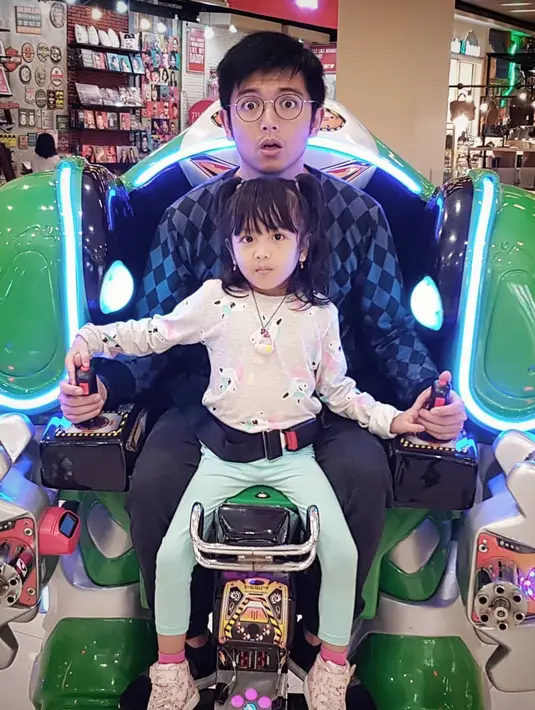 "Kalau menyayangkan ya semua pasti pengen yang terbaik, siapa pun, tapi kembali lagi ini jalan yang terbaik," ujar Nicky Tirta ditemui di kawasan Kuningan, Jakarta Selatan, Selasa (22/5/2018) dilansir dari Kapanlagi.com. (Instagram/nickytirta)