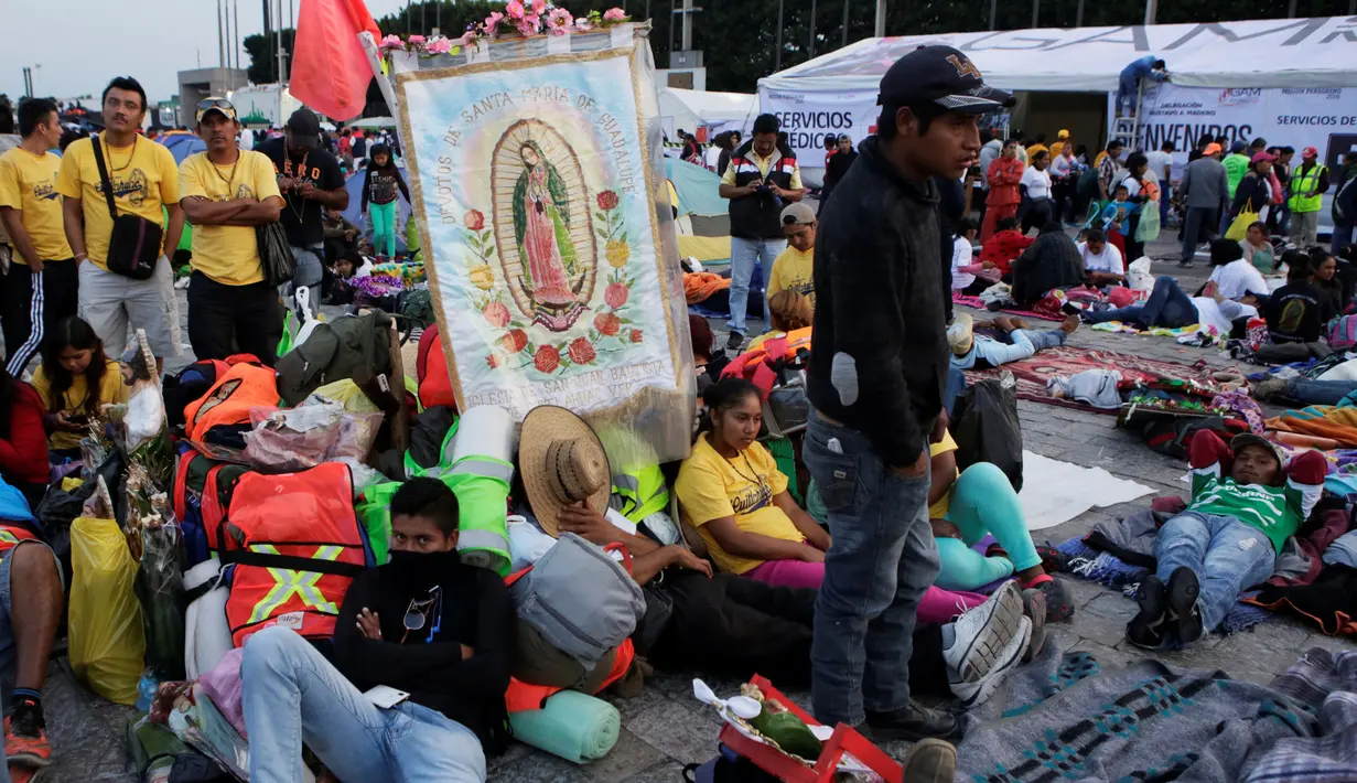 Sejumlah peziarah beristirahat di kawasan Basilika Guadalupe di Mexico City, Meksiko (11/12). Bunda dari Guadalupe adalah penampakan sosok Maria paling tua yang tercatat dalam sejarah agama Katolik. (Reuters/Henry Romero)