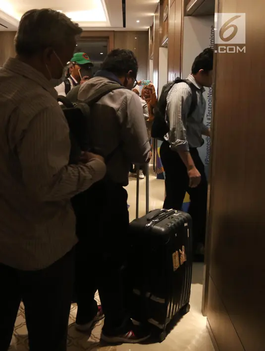 Sejumlah penyidik KPK bersiap memasuki lift saat menggeledah Kantor Pusat PLN, Jakarta, Senin (16/7). Belum diketahui maksud dari kedatangan KPK ke Kantor PLN. (Liputan6.com/Arya Manggala)