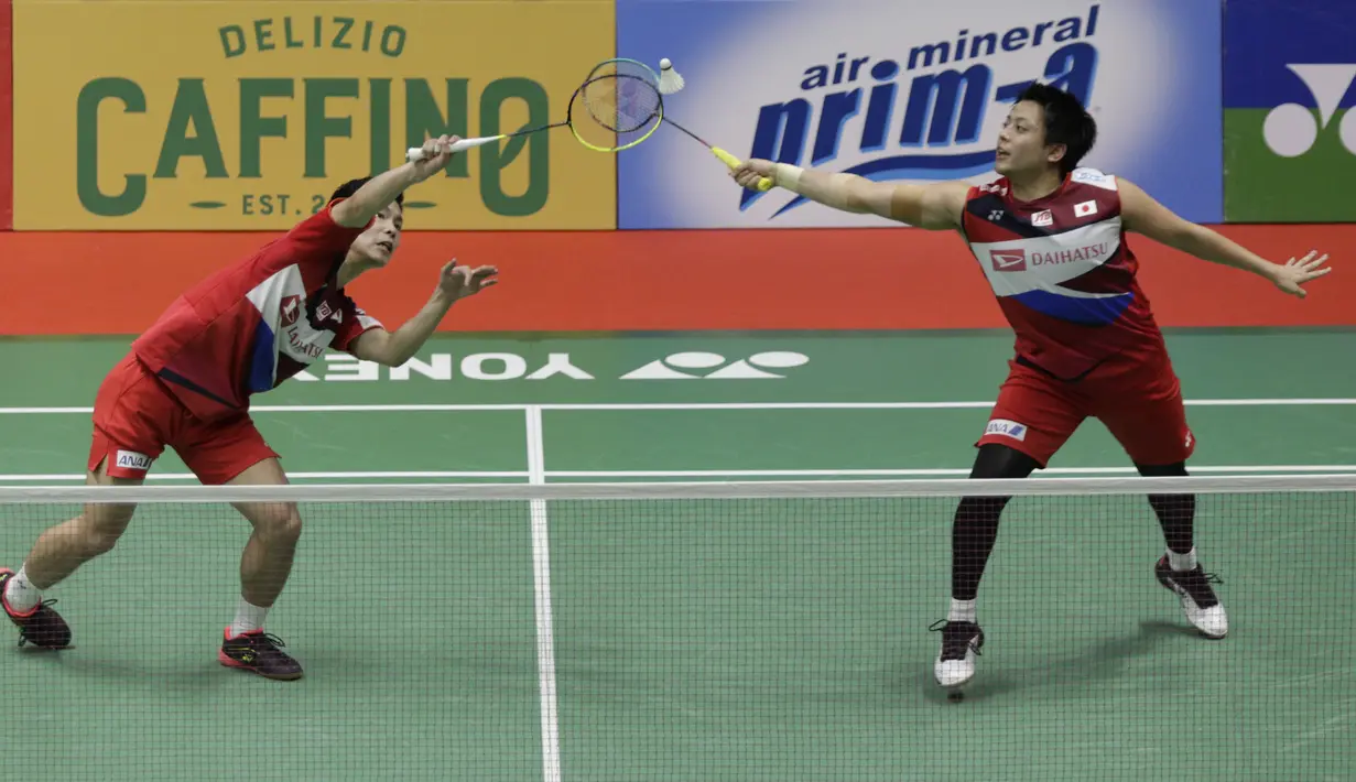 Ganda Putra Jepang, Akira Koga/Taichi Sato, saat melawan wakil Indonesia, Fajar Alfian/Muhammad Rian Ardianto, pada laga Indonesia Masters di Istora, Jakarta, Rabu (15/1/2020). Fajar/Rian menang 21-19, 16-21, dan 21-13. (Bola.com/M Iqbal Ichsan)