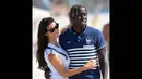 Ludivine Kadri dan Bacary Sagna saat bersantai di Pantai Rio de Jenero, Brasil (AFP PHOTO/FRANCK FIFE)