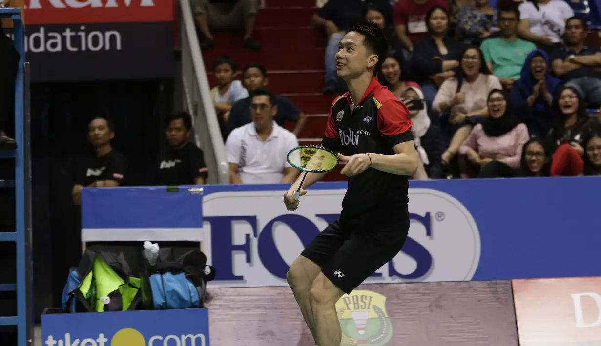 Pebulutangkis PB Djarum, Kevin Sanjaya, mengganti raket saat pertandingan melawan wakil PBAD di Britama Arena, Jakarta, Rabu (19/12). Kevin Sanjaya/ Akbar Bintang menang 21-9 21-17 atas Aji Firmansyah/Briliant Rachmat. (Bola.com/M Iqbal Ichsan)