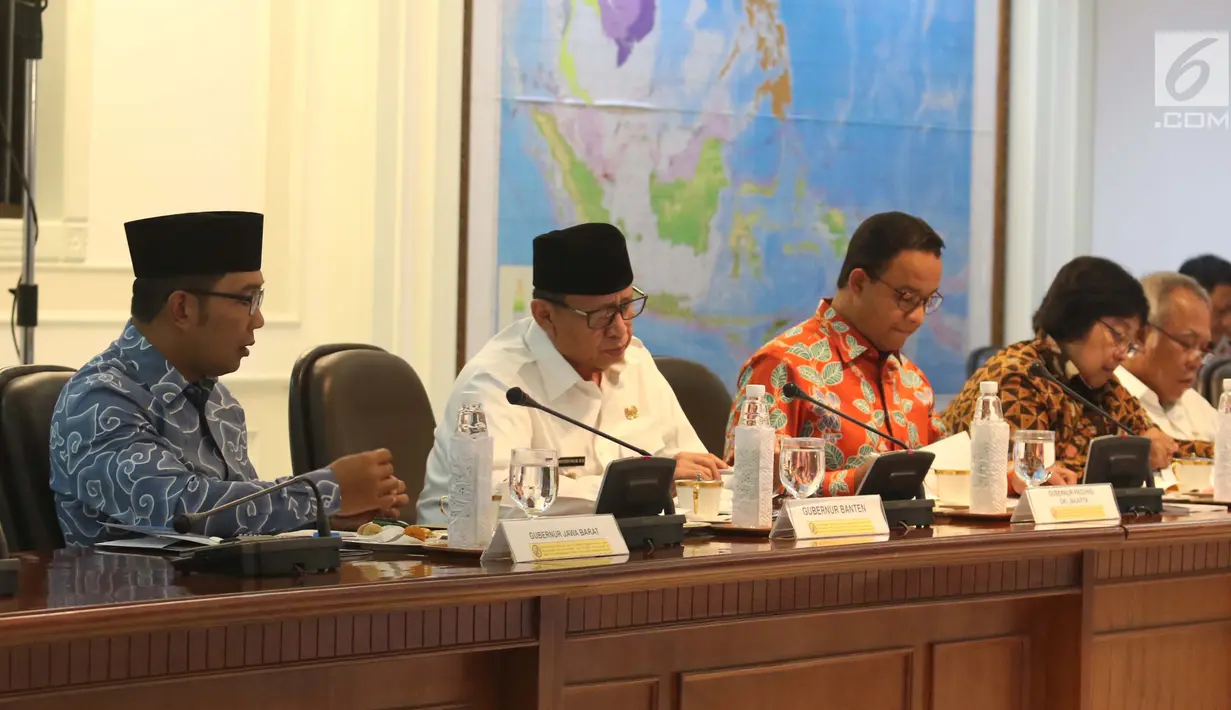 Gubernur DKI Jakarta Anies Baswedan, Gubernur Banten Wahidin Halim dan Gubernur Jawa Barat Ridwan Kamil beserta sejumlah menteri kabinet kerja mengikuti rapat terbatas di Kantor Presiden, Jakarta, Selasa (8/1). (Liputan6.com/Angga Yuniar)