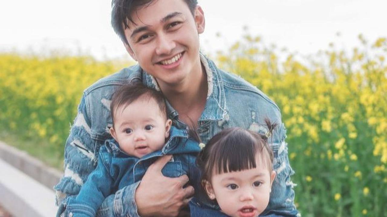 Potret Bible dan Zefanya langsung mencuri perhatian. Potret keduanya begitu lucu dan menggemaskan.