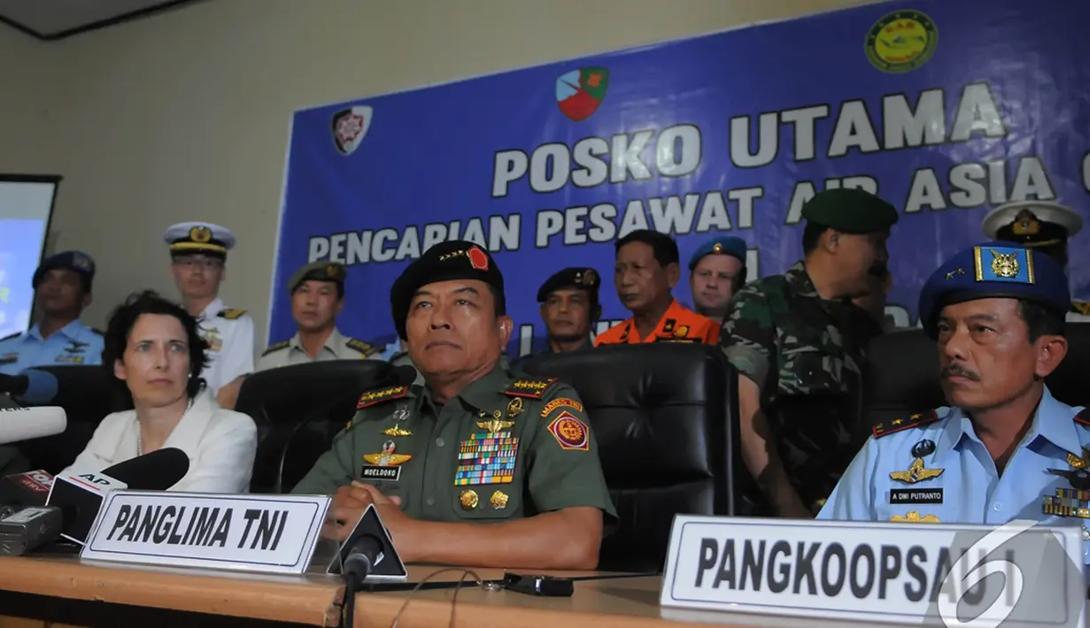 Panglima TNI Jenderal Moeldoko menggelar konferensi pers terkait pencarian pesawat AirAsia QZ8501 oleh Tim SAR, Pangkalan Bun, Kalteng, Selasa (6/1/2015). (Liputan6.com/Herman Zakharia)