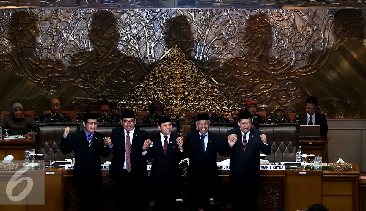 Ketua DPR yang baru Setya Novanto (tengah) melakukan foto bersama dengan empat Wakil Ketua DPR, Taufik Kurniawan, Fadli Zon, Agus Hermanto, Fahri Hamza, (dari kiri) seusai pelantikannya di Gedung DPR, Jakarta, Rabu (30/11). (Liputan6.com/Johan Tallo)