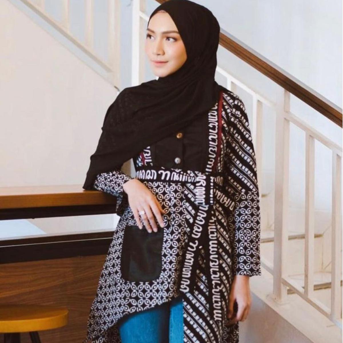 6 Ide Padu Padan Tunik Batik dari Tissa Biani hingga Adelia Pasha