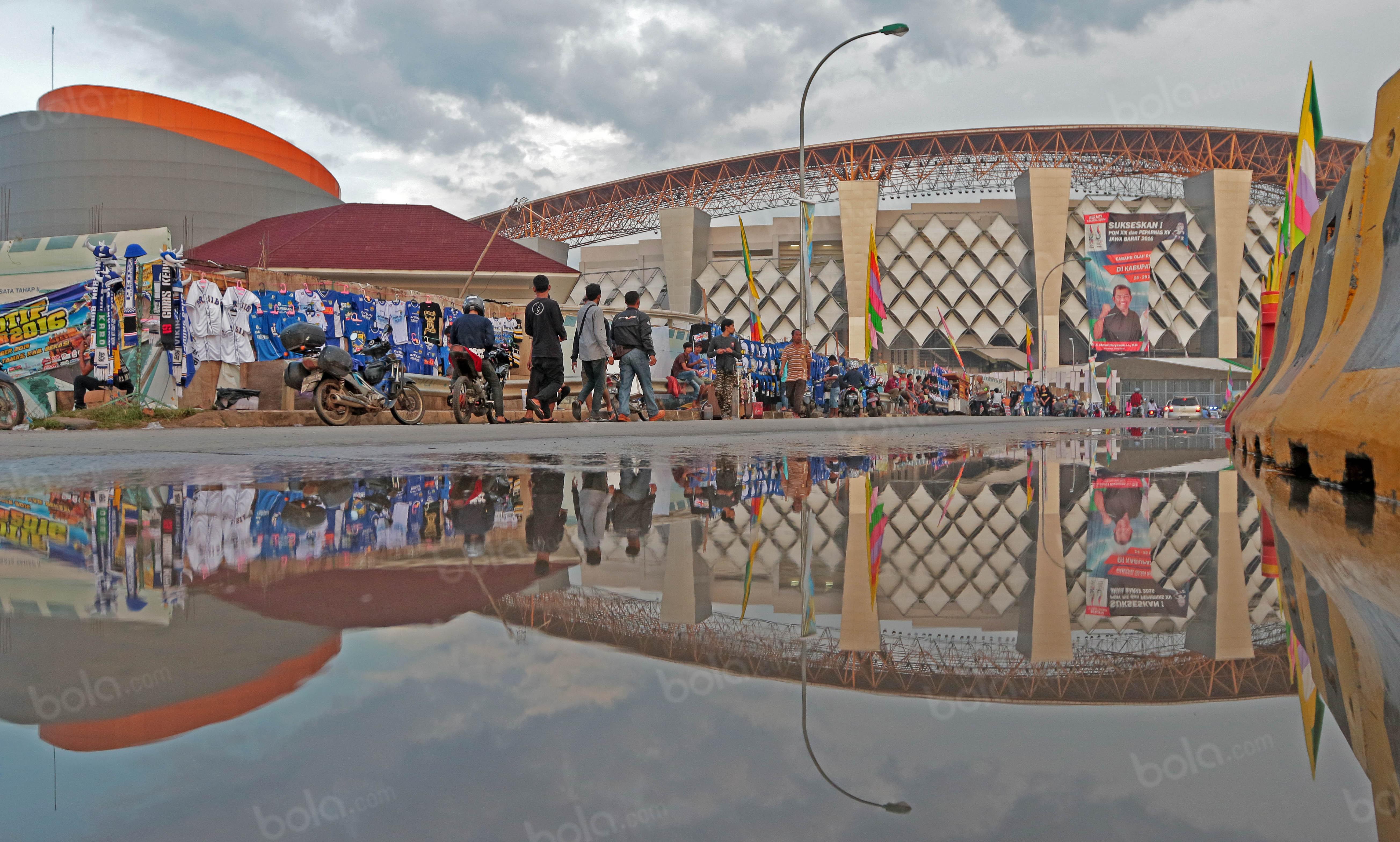 Stadion Wibawa Mukti adalah stadion sepak bola yang terletak di Desa Sertajaya, Cikarang Timur, Kabupaten Bekasi. (Bola.com/Nicklas Hanoatubun)
