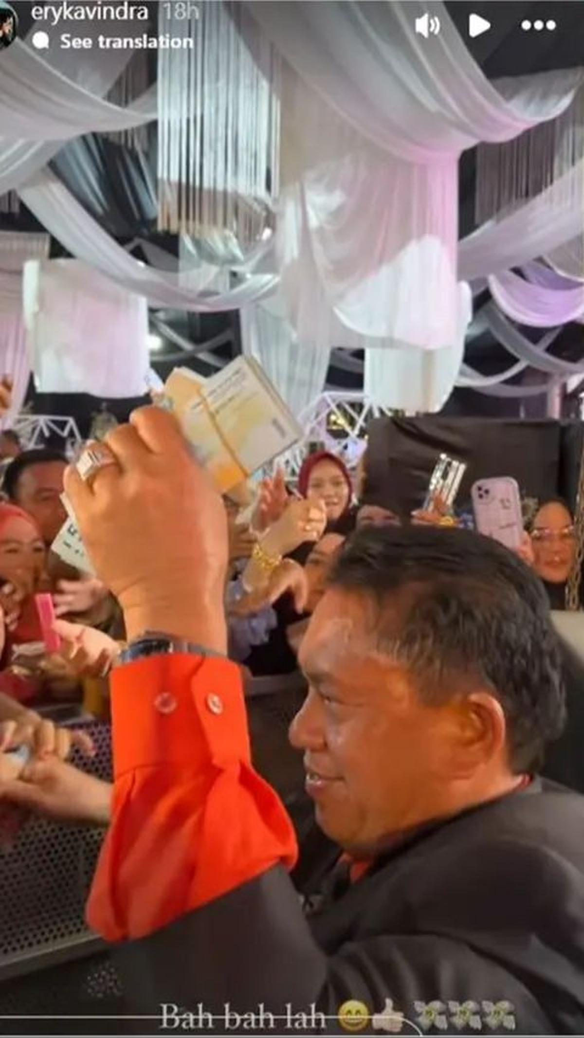 Aksi bagi-bagi uang ini disambut dengan antusiasme oleh para tamu yang datang. <br>