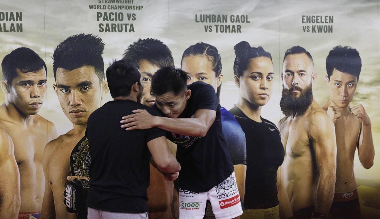 Petarung MMA, Stefer Rahardian, bersalaman usai latihan di Syena Martial Arts, Jakarta, Rabu (16/1). Latihan ini merupakan persiapan jelang laga One Championship pada Sabtu (19/1) mendatang di Istora Senayan. (Bola.com/M. Iqbal Ichsan)