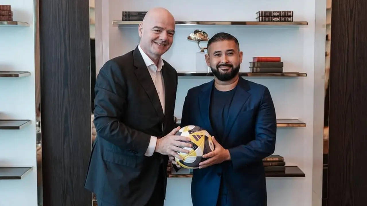 Presiden FIFA dengan pemilik Johor Darul Ta'zim (JDT), Tunku Ismail Idris.  