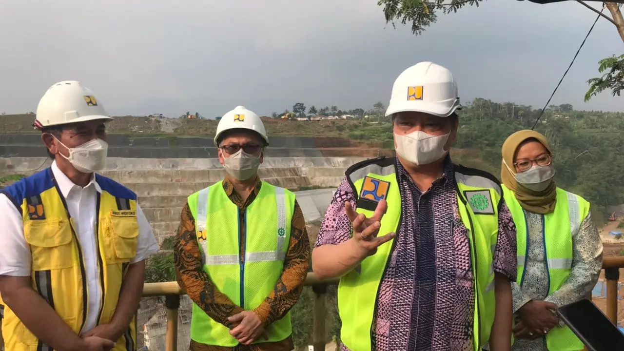 Menteri Koordinator Bidang Perekonomian Airlangga Hartarto saat meninjau pelaksanaan pembangunan PSN Bendungan Sukamahi
