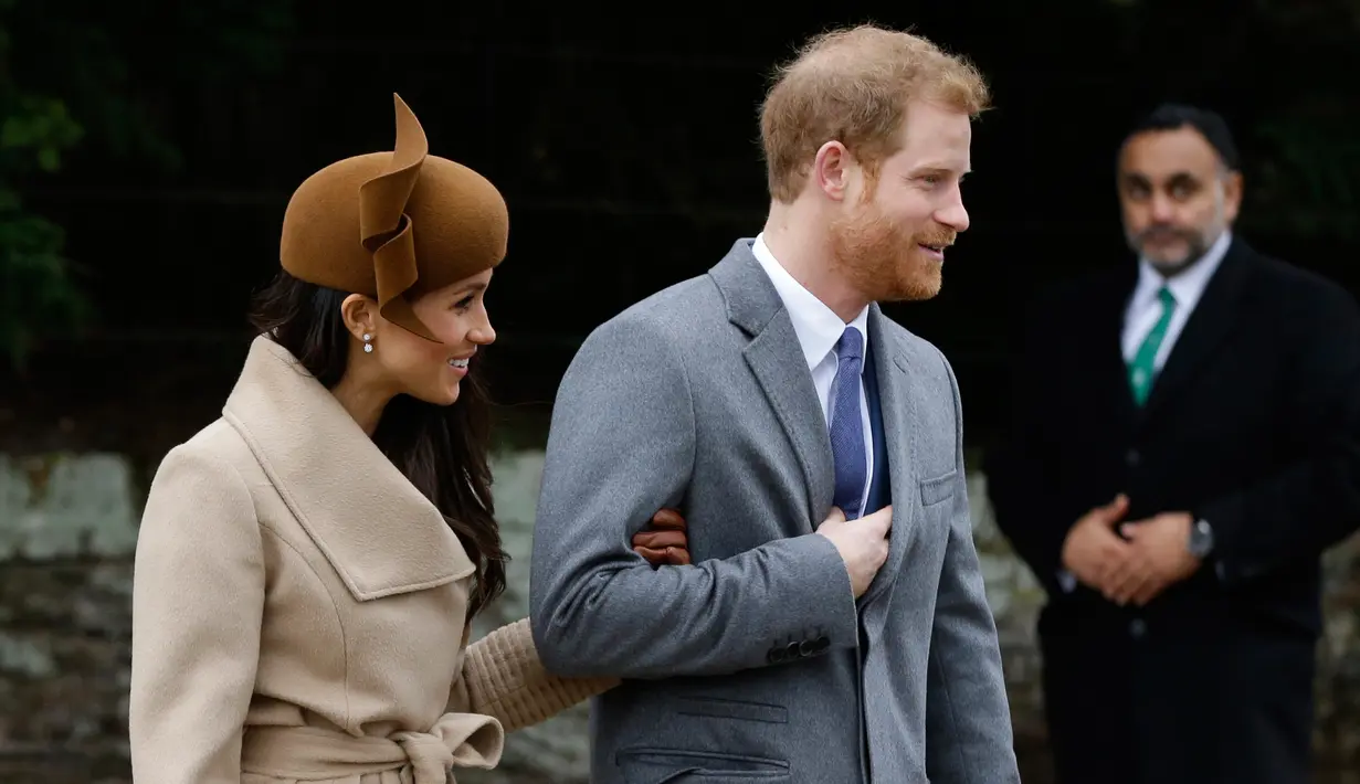 Pangeran Harry dan sang tunangan, Meghan Markle menghadiri tradisi pelayanan gereja di hari Natal Kerajaan Inggris di Gereja St. Mary Magdalene, Sandringham, Senin (25/12). Tahun ini, Markle menjadi anggota baru pada perayaan tersebut. (AP/Alastair Grant)