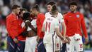 Para pemain Timnas Inggris berusaha menenangkan Bukayo Saka yang gagal mengekusi penalti saat melawan Italia pada laga final Euro 2020 di Stadion Wembley, London, Senin (12/07/2021). (Foto: AP/Carl Recine,Pool)