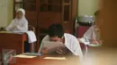 Seorang penyandang penglihatan terbatas (low vision) mengikuti Ujian Nasional (UN) di MTs Yaketunis, Yogyakarta, Senin (9/5). Meski mengalami kekurangan fisik, tapi tidak menjadi penghalang bagi para siswa mengikuti UN. (Foto: Boy Harjanto)