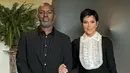 <p>Kali ini, dress bergaya klasik juga menambah kesempurnaan gaya Kris Jenner. Dengan aksen putih, gayanya semakin terlihat chic. [Foto: Instagram/ Kris Jenner]</p>