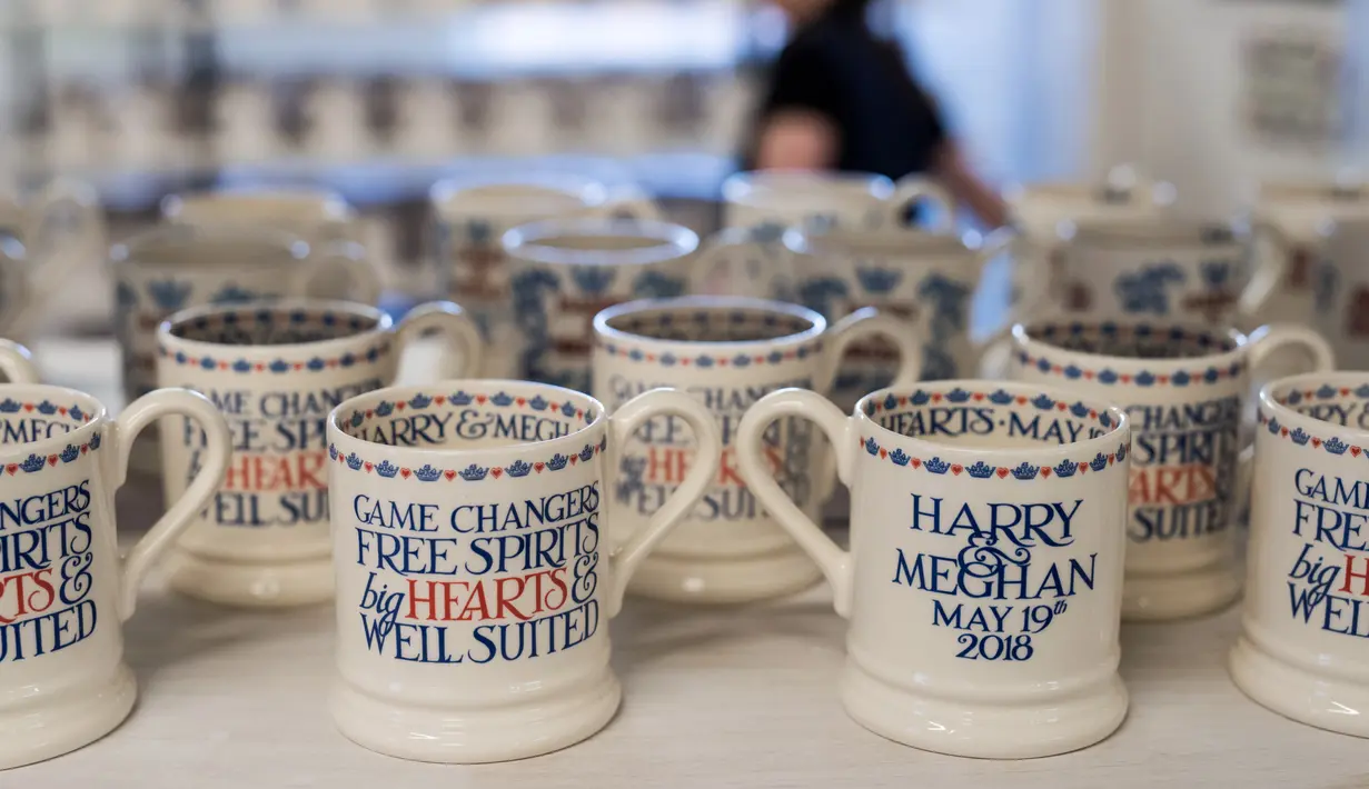 Sejumlah mug untuk smerayakan pernikahan Pangeran Harry dan Meghan Markle yan telah selesai dibuat di pabrik Emma Bridgewater di Stoke-on-Trent, Inggris (16/4). Pangeran Harry dan Meghan Markle akan menikah pada 19 Mei 2018. (AFP/Oli Scarff)