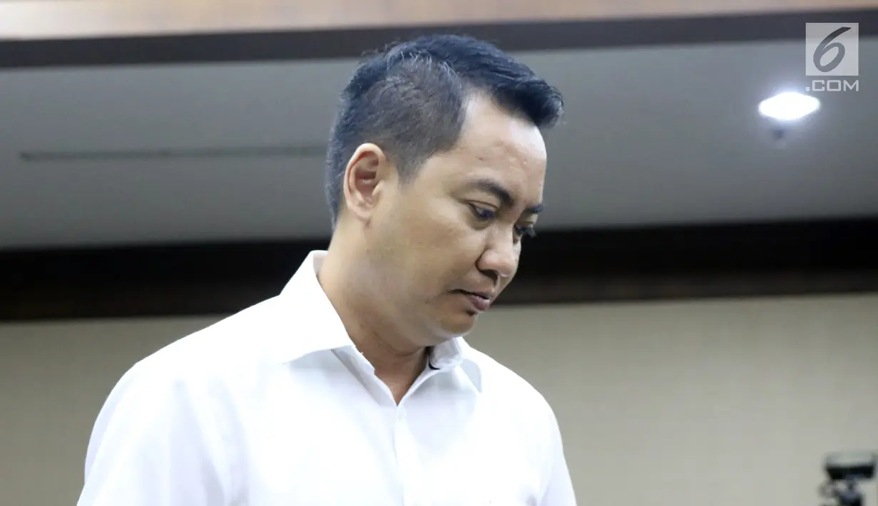 Terdakwa dugaan suap pengadaan satelit monitoring Bakamla, Fayakhun Andriadi usai menjalani sidang tuntutan di Pengadilan Tipikor, Jakarta, Rabu (21/11). Fayakhun divonis bersalah dan dihukum delapan tahun penjara. (Liputan6.com/Helmi Fithriansyah)