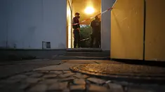 Petugas polisi berjaga di apartemen tempat lima anak ditemukan tewas di kota Solingen, Jerman barat (3/9/2020). Seorang ibu diduga membunuh lima anaknya (yang berusia satu, dua, tiga, enam dan delapan tahun) sebelum mencoba bunuh diri dengan melompat di depan kereta, kata polisi. (AFP/Leon Kuegeler)