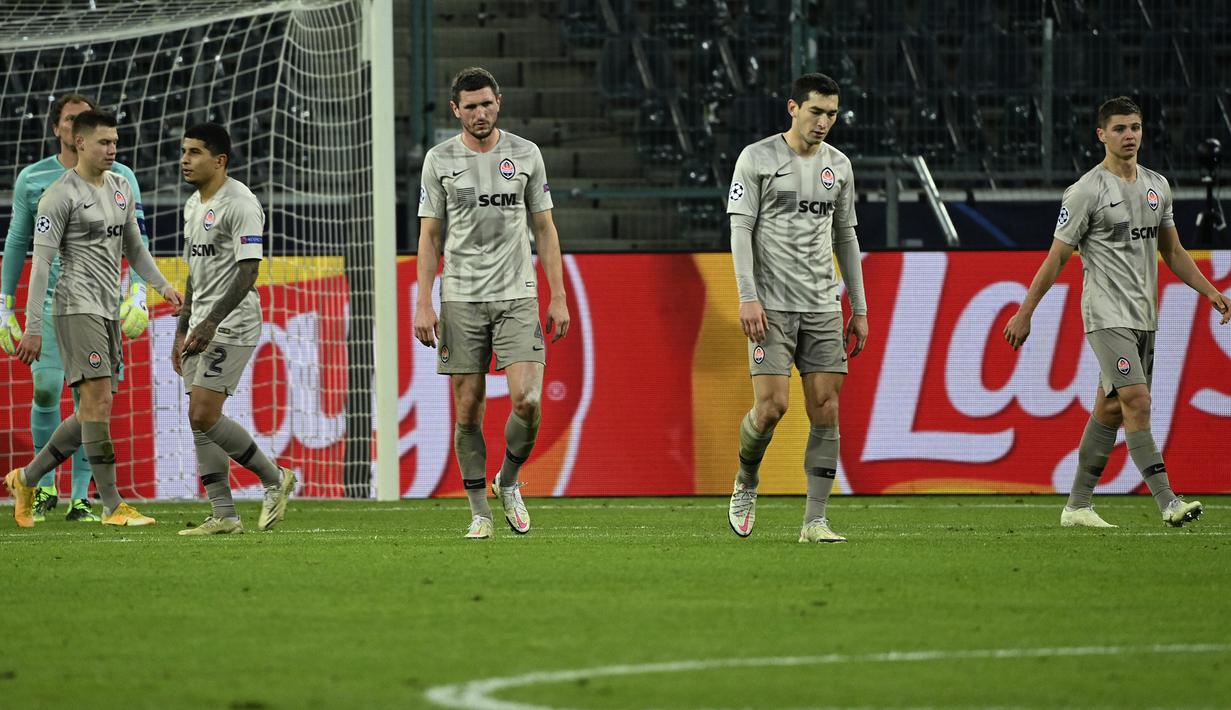 Para pemain Shakhtar Donetsk tampak kecewa usai terjadinya gol keempat Borussia Moenchengladbach dalam laga lanjutan Liga Champions 2020/21 Grup B di Moenchengladbach, Jerman, Kamis (26/11/2020). Shakhtar kalah 0-4 dari Gladbach. (AFP/Ina Fassbender)
