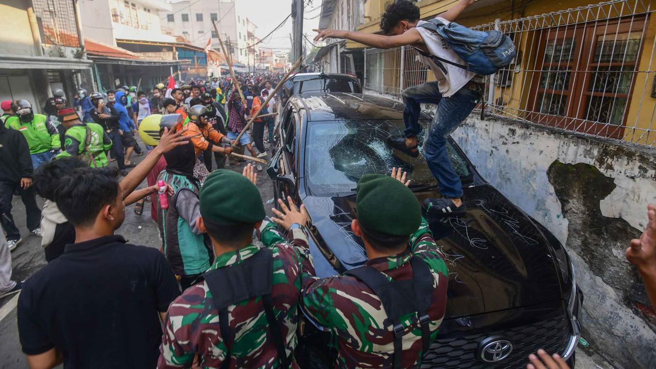 FOTO: Demo Ricuh di Kwitang Usai Kematian Driver Ojol Tertabrak Rantis Brimob