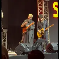 Momen reuni tersebut berlangsung di sebuah konser musik di Yogyakarta pada Sabtu (27/5/2023). "Bismillah, ayo mas bro ...😊@erosscandra," tulis salman_al_jugjawy. [TikTok/wanszr]