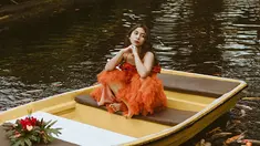 Film horor KKN Di Desa Penari sebentar lagi akan tayang di Bioskop pada bulan Februari mendatang. Cerita film yang sudah lebih dulu viral di media sosial Twitter ini banyak dinantikan pecinta layar kaca. Belakangan pemainnya pun kerap disorot. (Liputan6.com/IG/@adindathomas)