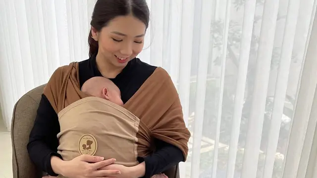 Diary Fimela: Hindari Gangguan Pinggul pada Anak, Mere et Moi Edukasi dengan Jenis Gendongan yang Tepat