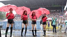 Model Umbrela Girl bersiap mendampingi peluncuran Repsol Honda Team  di Sentul, Bogor, Minggu (14/2/2016), (Bola.com/Nicklas Hanoatubun)