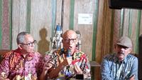 Ayahanda Arya Daru, Subaryono, bersama kuasa hukum keluarga saat menggelar jumpa pers di Yogyakarta. (Liputan6.com/ Kukuh Setyono)