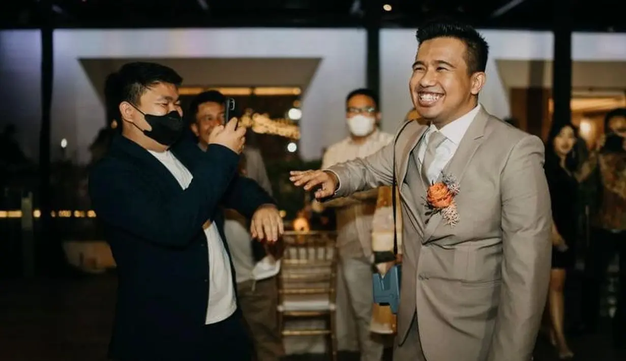 Untuk mempelai pria, Jojo mengenakan setelan jas warna taupe. (Instagram/amoretti_awp).