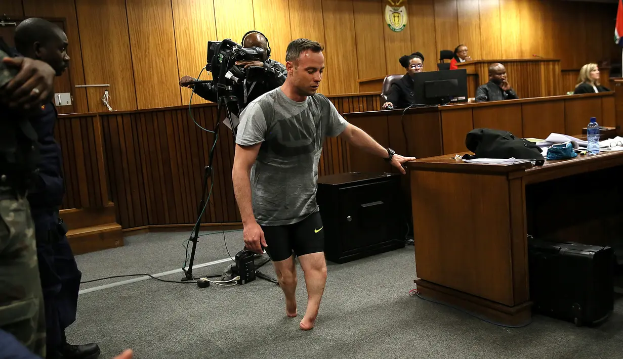 Atlet lari difabel Afrika Selatan, Oscar Pistorius saat menjalani sidang ketiga kasus pembunuhan di Pretoria , Afrika Selatan 15 Juni 2016. Pada 2013, Oscar Pistorius melakukan pembunuhan kepada pacarnya. (REUTERS / Alon Skuy)