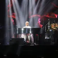 Putri Ariani saat membuka konser Ronan Keating di Jakarta