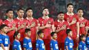 <p>Para pemain starting XI Timnas Indonesia berbaris menyanyikan lagu kebangsaan Indonesia Raya menjelang dimulainya laga putaran pertama Kualifikasi Piala Dunia 2026 Zona Asia menghadapi Brunei Darussalam di Stadion Utama Gelora Bung Karno (SUGBK), Kamis (12/10/2023) malam WIB. (Bola.com/M Iqbal Ichsan)</p>