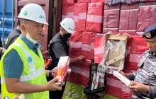 FOTO: Penyelundupan Rokok Ilegal Asal Kamboja Digagalkan di Pelabuhan Dwikora Pontianak