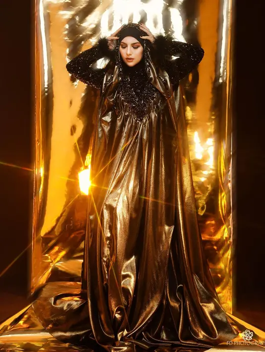 Tampilan Irish Bella memadukan dress A-Line panjang dengan outer yang menyambung dengan hijab [@fdphotography90]