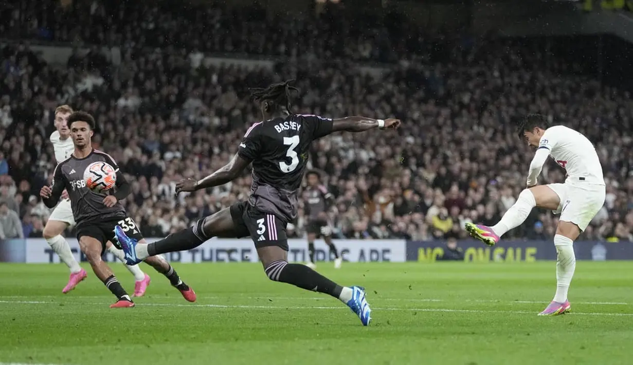 Pemain Tottenham Hotspur, Son Heung-min, mencetak gol ke gawang Fulham pada laga Liga Inggris di Stadion Tottenham Hotspur, Selasa (24/10/2023). (AP Photo/Kin Cheung)